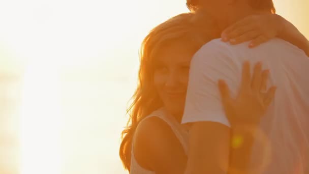 Schönes Paar bei Sonnenaufgang auf der Insel Santorini — Stockvideo
