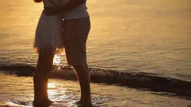 Nádherný pár pózuje při východu slunce — Stock video