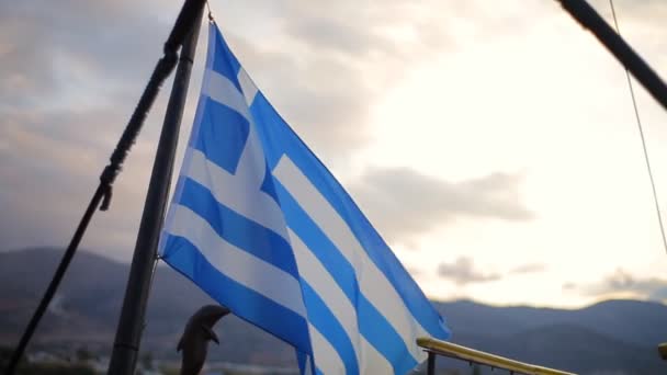 Nationale vlag van Griekenland tegen blauwe hemelachtergrond — Stockvideo