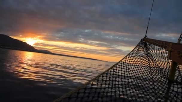 Spettacolare vista sul tramonto delle barche verso il Mar Egeo — Video Stock