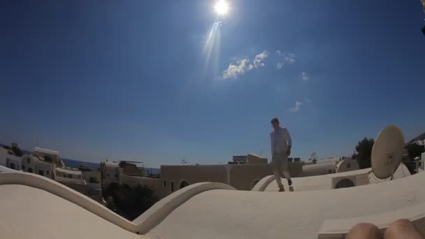 Elegante novio suave caminando en el techo — Vídeos de Stock