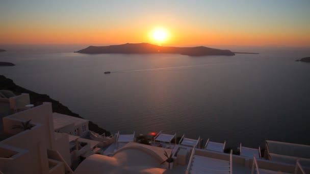 Moinho de vento contra o pôr do sol colorido, Santorini, Grécia — Vídeo de Stock