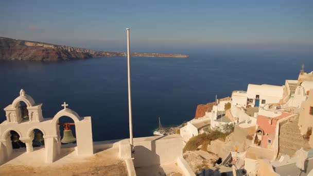 Les coupoles de l'église et la cloche de la tour de Santorin, Grèce 