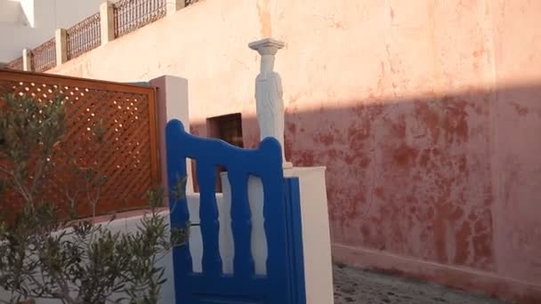 Amantes de caminar, luna de miel en la isla más romántica Santorini — Vídeo de stock