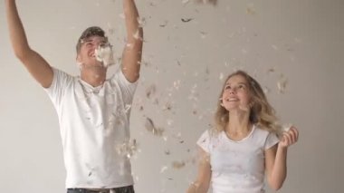 güzel çift tüylerini atar