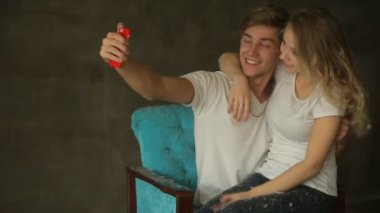 Genç çift selfie studio al.