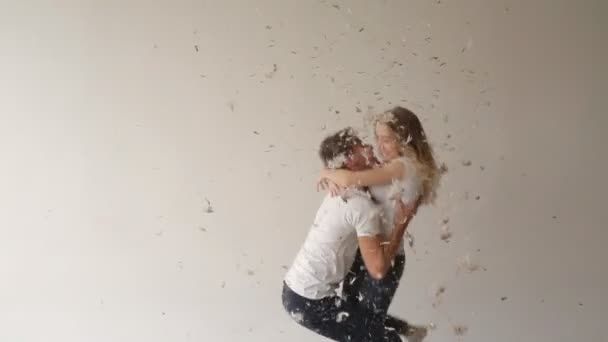 Красива пара кидає пір'я вгору — стокове відео