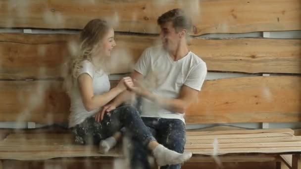 Jeune couple sur le fond de mur en bois — Video