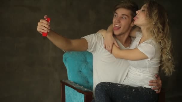 Joven pareja tomar selfie en estudio — Vídeo de stock