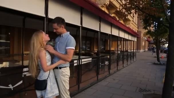 Pareja caminando en la calle — Vídeos de Stock