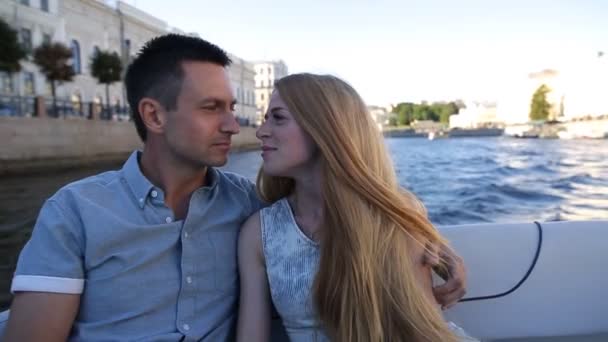 Cuplu frumos la o plimbare de-a lungul râului — Videoclip de stoc
