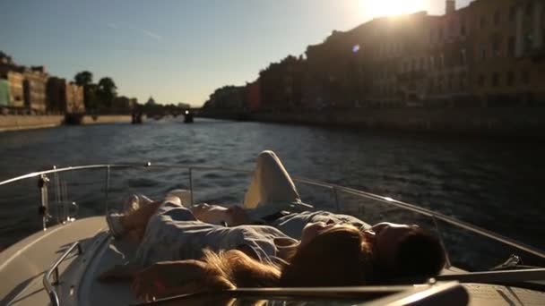 川沿いに美しいカップル — ストック動画
