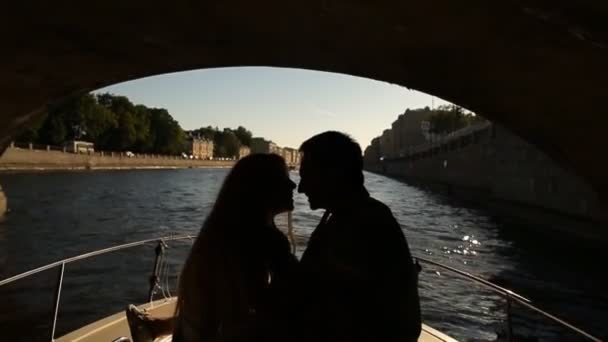 Pareja en un paseo por el río — Vídeo de stock