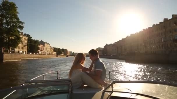 Par på en promenad längs floden — Stockvideo