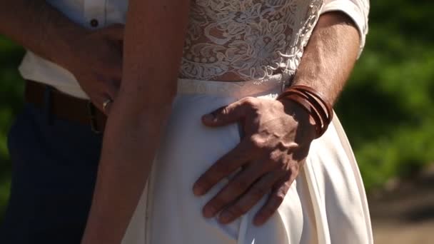 Sposa e sposo che si tengono per mano — Video Stock