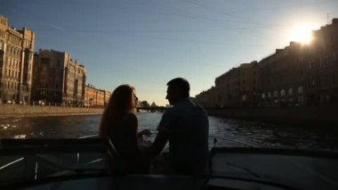 Nehri boyunca bir yürüyüş güzel Çift