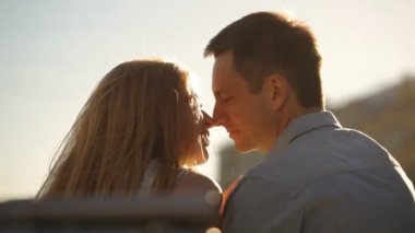 Nehri boyunca bir yürüyüş güzel Çift