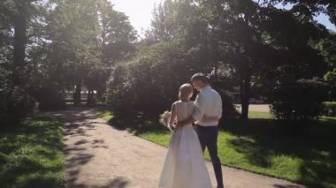 Gelin ve damat uzağa park açık havada yürüyüş