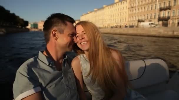 Nádherný pár na procházku podél řeky — Stock video