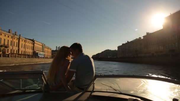 Cuplu frumos la o plimbare de-a lungul râului — Videoclip de stoc