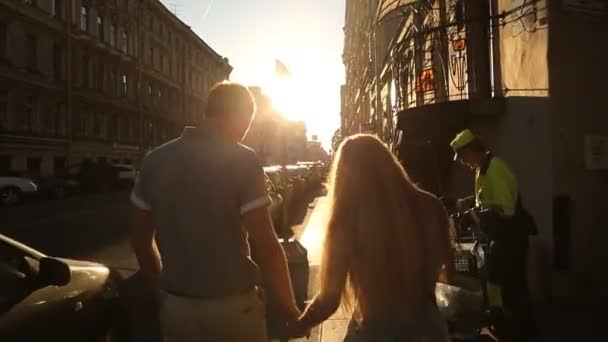 Happy couple in love walking in St Petersburg — Stock Video