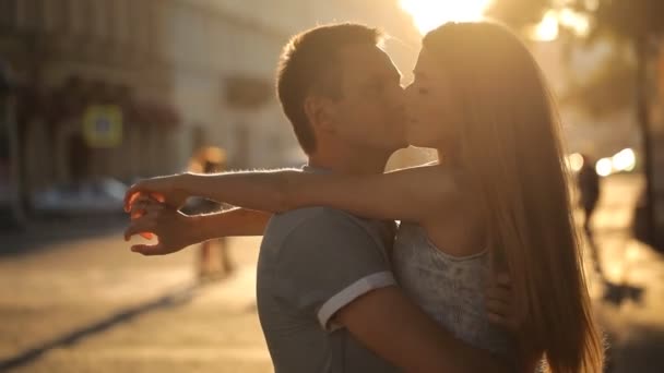 Šťastný pár v lásce chůze v St Petersburg — Stock video