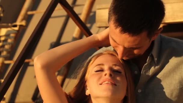 Пара поцелуев на крыше города — стоковое видео