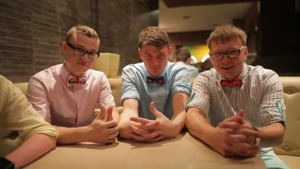 Quatro caras brincam no café — Vídeo de Stock