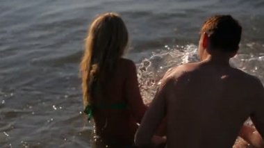 güzel çift güneş doğarken eğleniyor