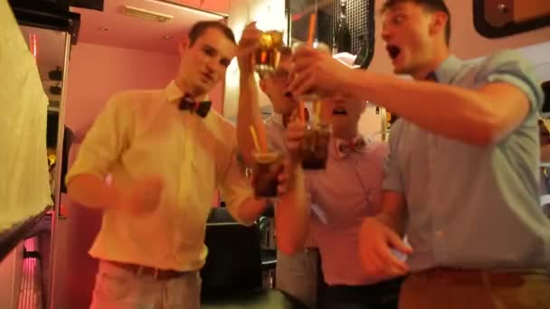 Jongens op het feest — Stockvideo