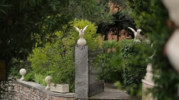 Hermosas estatuas en el hotel Ville Montefiori — Vídeos de Stock