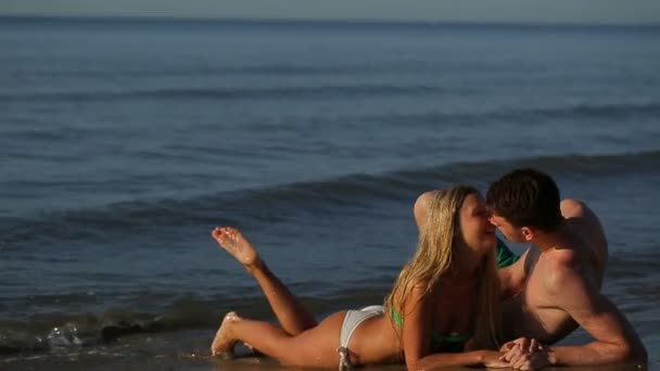 Hermosa pareja besándose al amanecer — Vídeos de Stock