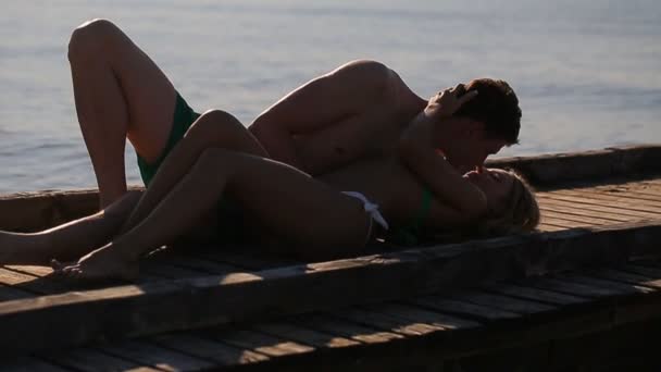 Güzel çift güneş doğarken öpüşme — Stok video