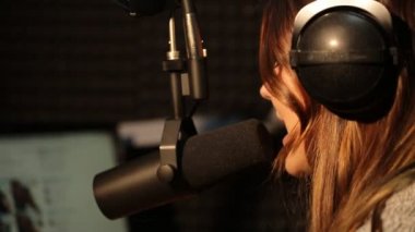 Güzel radyo Dj Studio izleyiciyle konuşuyor