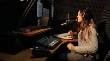 Mutlu radyo Dj Studio izleyiciyle konuşuyor