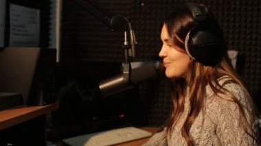 Mutlu radyo Dj Studio izleyiciyle konuşuyor