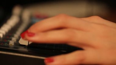 Bir mikserin başında, liderini yönetiyor.