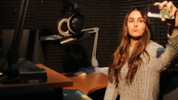 Genç kız kendini radyo yapma — Stok video