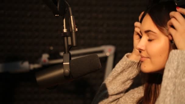 Linda Rádio DJ em estúdio — Vídeo de Stock