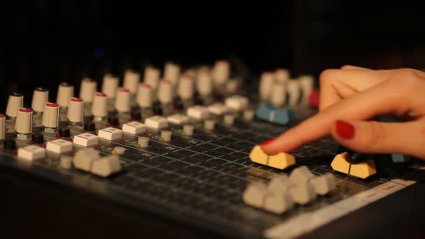 Hand Dj op een mixer, die de leider — Stockvideo