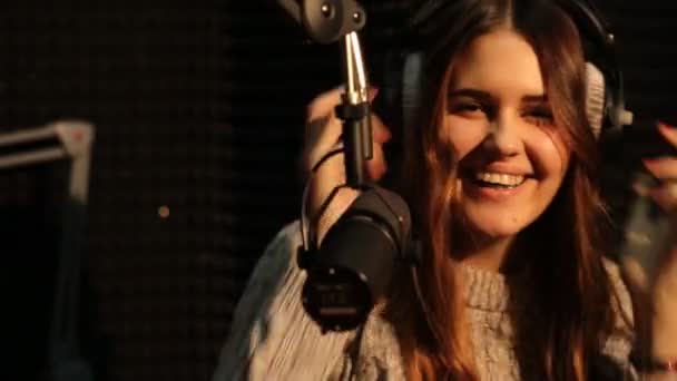 Bela menina dj rádio hamming — Vídeo de Stock