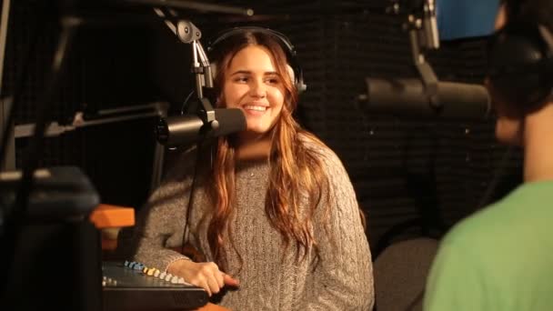 Atractivo anfitrión de radio feliz entrevistando a un invitado en el estudio — Vídeos de Stock