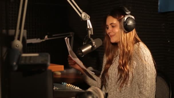 DJ κορίτσι που διαβάζει τις ειδήσεις στον αέρα — Αρχείο Βίντεο