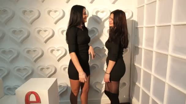 Duas meninas bonitas enganar ao redor — Vídeo de Stock