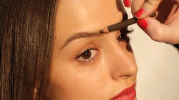 Make-up artiest leert schilderij wenkbrauwen — Stockvideo