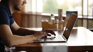 kafede oturan işadamı