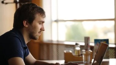 kafede oturan işadamı