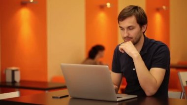 adam bilgi aramak için bir dizüstü bilgisayar kullanır