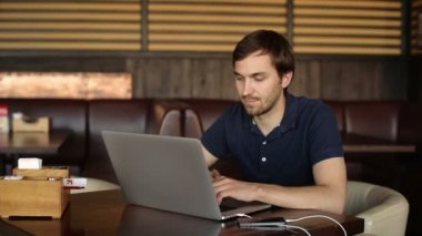 Genç adam içinde laptop arıyorum