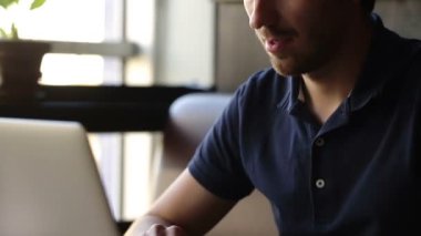 Erkek el dizüstü bilgisayarda yazarak